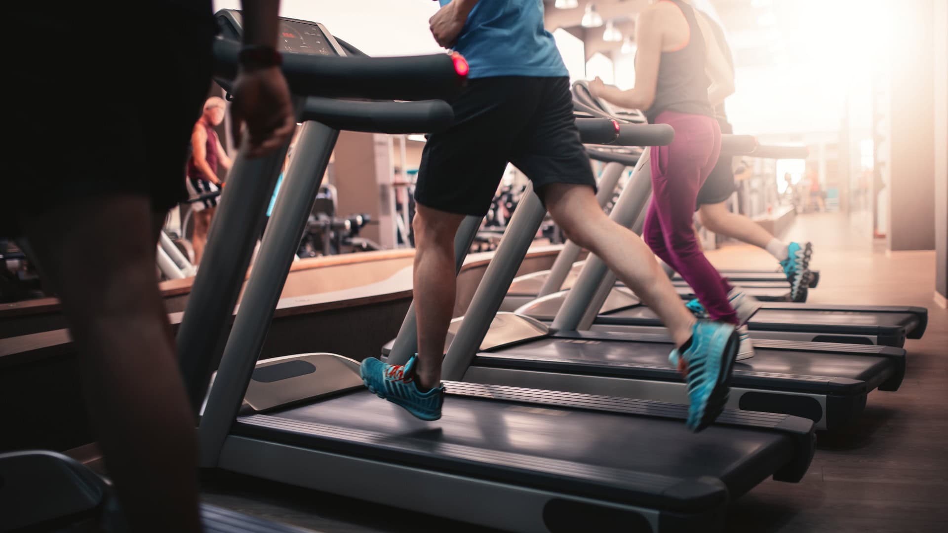 Menschen laufen auf einem Laufband in einem Fitnessstudio